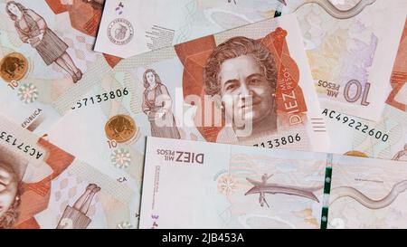 kolumbianisches Geld, zehntausend Pesos auf weißem Hintergrund Stockfoto