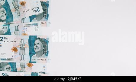 kolumbianisches Geld, zweitausend Pesos auf weißem Hintergrund Stockfoto