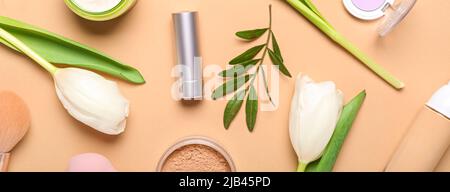 Tulpen und Kosmetikprodukte auf beigem Hintergrund, Draufsicht Stockfoto