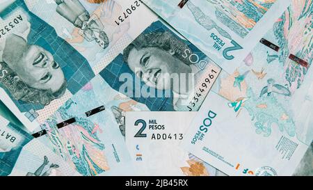 kolumbianisches Geld, zweitausend Pesos auf weißem Hintergrund Stockfoto