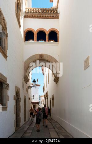 Sitges, Barcelona, Spanien - 30. Mai 2022: Alte Gebäude in den schönen Straßen der Touristenstadt Sitges Stockfoto