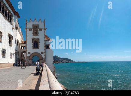 Sitges, Barcelona, Spanien - 30. Mai 2022: Alte Gebäude in den schönen Straßen der Touristenstadt Sitges Stockfoto