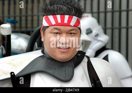 Asiatischer Mann in Star Wars Kostüm mit japanischen aufgehenden Sonne Kopfband auf Übergewicht große Stockfoto