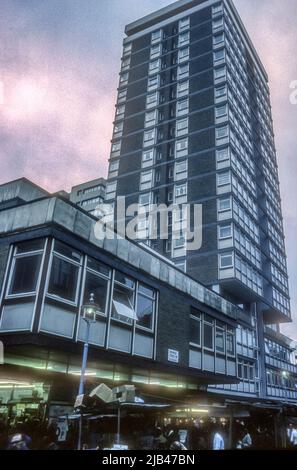 1970s Archivfoto des Kemp House Tower Blocks neben dem Berwick Street Markt in Soho, London. Stockfoto