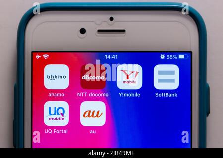 Ikonen von 3 großen Mobilfunkanbietern in Japan (au by KDDI, NTT docomo & SoftBank) mit ihren Tochtermarken Ahamo, Y!mobile, UQ Mobile auf dem iPhone. Stockfoto