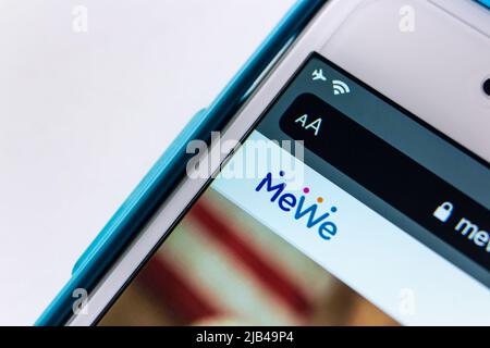 Logo von Mewe, alt-Tech SNS von Scguple, auf seiner iPhone-Website. Aufgrund des Serviceschwerpunkts von Mewe auf den Datenschutz bezeichnete es sich als Anti-Facebook Stockfoto