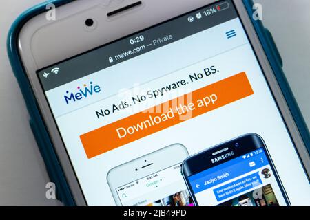 Website von Mewe, einem US-amerikanischen alt-Tech-sns im Besitz von Scguple, auf dem iPhone. Aufgrund des Serviceschwerpunkts von Mewe auf den Datenschutz bezeichnete es sich als Anti-Facebook Stockfoto