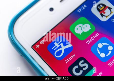 Kumamoto, JAPAN - Jan 6 2021 : Konzeptbild Alipay und WeChat Pay auf dem iPhone-Bildschirm. Stockfoto