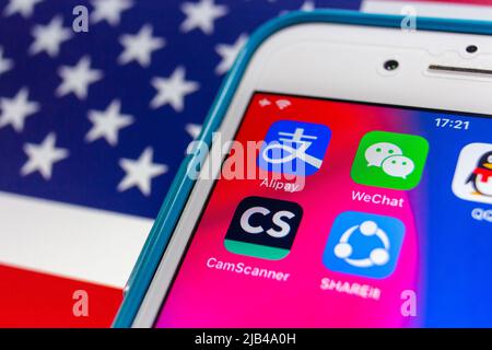 Alipay, WeChat Pay, CamScanner, QQ Wallet, SHAREit, Tencent QQ, VATE & WPS Office mit US-Flagge. USA weitet das Verbot chinesischer Apps aus Stockfoto