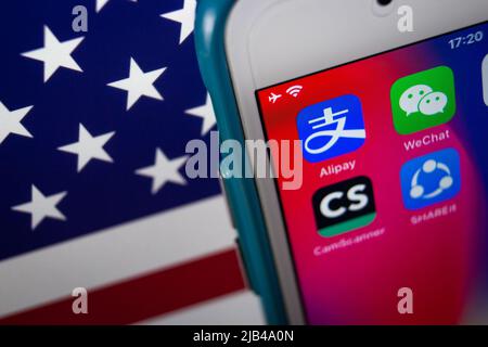 Alipay, WeChat Pay, CamScanner, QQ Wallet, SHAREit, Tencent QQ, VATE & WPS Office mit US-Flagge. USA weitet das Verbot chinesischer Apps aus Stockfoto