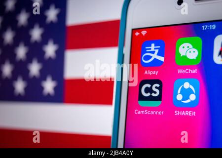 Alipay, WeChat Pay, CamScanner, QQ Wallet, SHAREit, Tencent QQ, VATE & WPS Office mit US-Flagge. USA weitet das Verbot chinesischer Apps aus Stockfoto