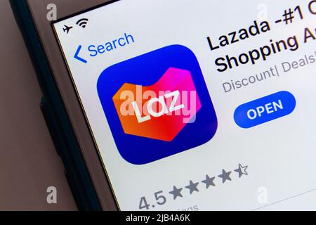 Kumamoto, JAPAN - Dez 22 2020 : Lazada App im App Store auf dem iPhone. Die Lazada Group ist ein singapurisches Technologieunternehmen, das sich hauptsächlich auf den E-Commerce konzentriert Stockfoto