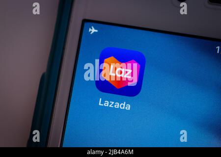 Kumamoto, JAPAN - Dez 22 2020: Lazada App auf dem iPhone. Die Lazada Group ist ein multinationales Technologieunternehmen aus Singapur, das sich hauptsächlich auf den E-Commerce konzentriert Stockfoto