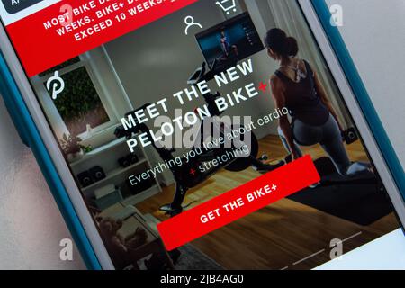 Kumamoto, JAPAN - Dez 17 2020 : Website von peloton, US-Trainingsgeräte umfasst Heimtrainer und Medienunternehmen, das 2012 gegründet wurde, auf dem iPhone. Stockfoto