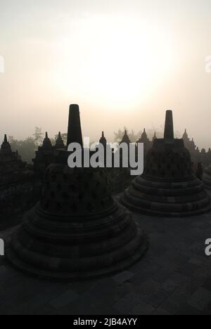 Glocken am Borobudur-Tempel, einem 9.-Jahrhundert-Mahayana-buddhistischen Tempel in Magelang Regency, in Zentral-Java, Stockfoto