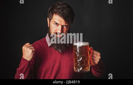 Retro-Mann mit einem Bier. Bier in Deutschland. Bier in den USA. Bier in Großbritannien. Brauereikonzept. Stockfoto