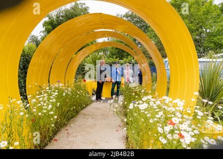 Dublin, Irland. 2.. Juni 2022. Menschen besuchen ein Gartenfest in Dublin, Irland, am 2. Juni 2022. Die Ausgabe 16. von Bord Bia Bloom, einem nationalen Garten- und Lebensmittelfestival in Irland, wurde hier am Donnerstag eröffnet und zog eine große Anzahl von Besuchern aus dem in- und Ausland an. Quelle: Liu Yanyan/Xinhua/Alamy Live News Stockfoto