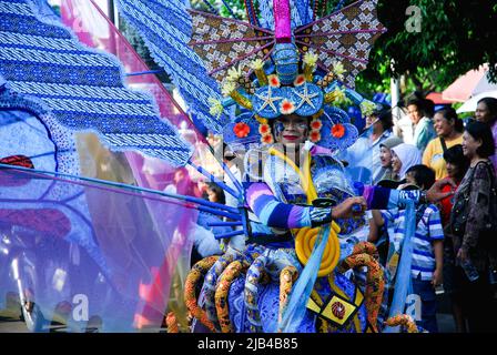 Javanische Tänzerin in Blau auf einem einheimischen Festival, Djokjakarta, Java Stockfoto