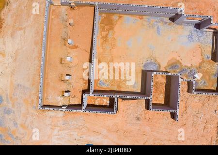 Das Fundament aus Betonblöcken auf dem Fundament für ein neues Haus Stockfoto