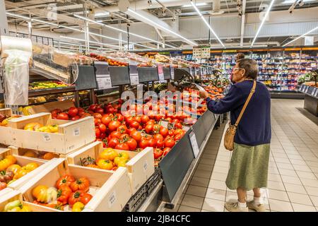 Innenraum des Super U French Supermarket, frische Lebensmittel mit Kunden in der Abteilung für frische Lebensmittel Stockfoto