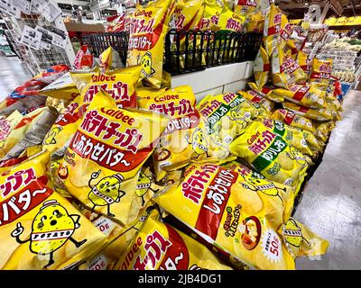 Snack mit Kartoffelchips von Calbee auf dem Trial Supermarket in Fukuoka, Japan. Calbee ist einer der größten Snack-Hersteller Japans. Stockfoto