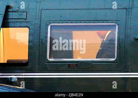 US-Präsident Joe Biden an Bord von Marine One, als er am 2. Juni 2022 vom Weißen Haus in Washington, DC auf dem Weg nach Rehoboth Beach, Delaware, abreist. Kredit: Yuri Gripas/Pool über CNP Stockfoto