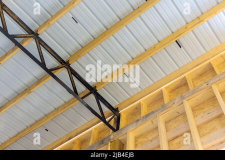 Gebäuderahmen Zusammensetzung Dachkonstruktion ein großer Hangar besteht aus Holzrahmen und Holzbalken aus Stahl Stockfoto