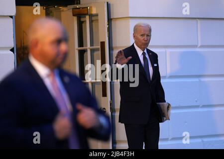 Washington, Usa. 02.. Juni 2022. US-Präsident Joe Biden verlässt am 2. Juni 2022 das Weiße Haus in Washington auf dem Weg nach Rehoboth Beach, Delaware. Foto von Yuri Gripas/UPI Credit: UPI/Alamy Live News Stockfoto