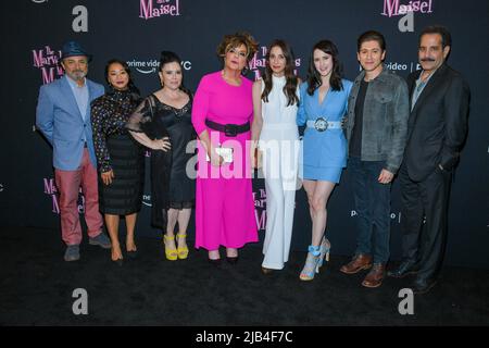 Kevin Pollak, Stephanie Hsu, Alex Borstein, Caroline Aaron, Marin Hinkle, Rachel Brosnahan, Michael Zegen und Tony Shalhoub Stockfoto