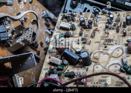 Eine defekte Leiterplatte wird in einem E-Abfallsammelzentrum, das vom Waste Electrical and Electronic Equipment Center (WEEE Centre), einem Unternehmen für das Recycling von E-Abfällen mit Sitz in Nairobi, betrieben wird, inmitten anderer elektronischer Abfälle beobachtet. Kenia erzeugt jährlich etwa 11.000 Tonnen Elektronikschrott, wobei der größte Teil dieser Abfälle schädliche Chemikalien wie Blei, Quecksilber und Phosphor enthält. Es wird gefordert, die Sammel- und Recyclingquoten für Elektro- und Kunststoffabfälle zu erhöhen, um die Umwelt und die öffentliche Gesundheit zu schützen. (Foto von James Wakibia/SOPA Images/Sipa USA) Stockfoto