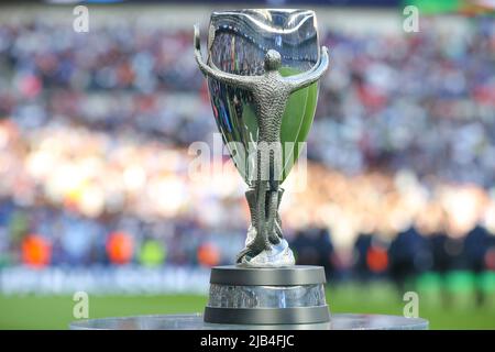 London, England, 1.. Juni 2022. Die Finalissima Trophy vor dem Start beim CONMEBOL-UEFA Cup of Champions-Spiel im Wembley Stadium, London. Bildnachweis sollte lauten: Jonathan Moscrop / Sportimage Kredit: Sportimage/Alamy Live News Stockfoto