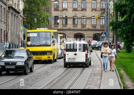 Minibus und Fußgänger im Stadtzentrum, Lemberg, Ukraine Stockfoto