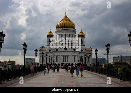 Moskau, Russland. 02.. Juni 2022. Die Kathedrale Christi des Erlösers ist im Zentrum Moskaus zu sehen. Obwohl Patriarch Kyrill, der Leiter der orthodoxen Kirche Russlands, von der EU beschuldigt wurde, die Invasion der Ukraine zu unterstützen und die Agenda des Russiaís-Präsidenten Wladimir Putin unter seinen Anhängern voranzutreiben, wurde er dennoch nach dem Einspruch Ungarns aus dem jüngsten Paket von EU-Sanktionen gegen Russland ausgeschlossen. Kredit: SOPA Images Limited/Alamy Live Nachrichten Stockfoto