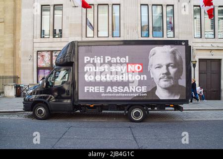 London, Großbritannien. 02.. Juni 2022. In einer Anzeige auf einem Ad Van wird Innenminister Priti Patel aufgerufen, die Auslieferung des WikiLeaks-Gründers Julian Assange an die USA zu stoppen. Kredit: SOPA Images Limited/Alamy Live Nachrichten Stockfoto