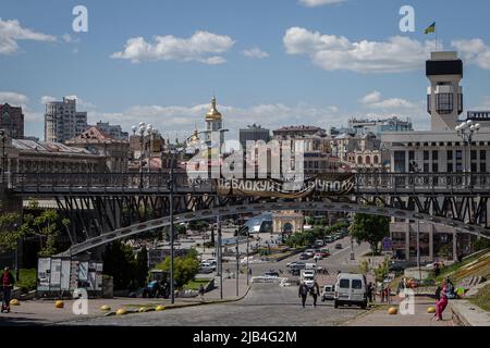 Kiew, Ukraine. 24.. Mai 2022. Mit Blick auf Maidan Nezalezhnosti im Zentrum von Kiew. Drei Monate nach der Schlacht von Kiew beginnt die Stadt wieder auf ein normales Niveau zu kommen, da Geschäfte und Restaurants geöffnet werden, nachdem sich die russischen Streitkräfte aus der Region zurückgezogen haben. Kredit: SOPA Images Limited/Alamy Live Nachrichten Stockfoto