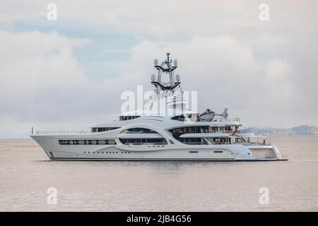 Mega Yachts vor Anker in Indian Bay, Saint Vincent und den Grenadinen Stockfoto