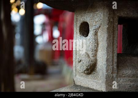 Laterne am Hanazono-Schrein in Tokio tagsüber Stockfoto