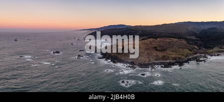 Cape Ferrelo in Brookings, Oregon. Luftpanorama bei Sonnenaufgang. Stockfoto