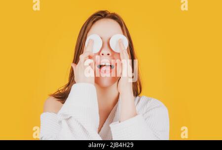 Frau, die Make-up mit einem Wattewischschwamm auszieht. Tägliche gesunde Schönheitsroutine. Schöne Frau, weibliche Hautpflege, Nahaufnahme Gesicht Schönheitsporträt. Stockfoto