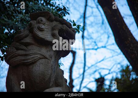 Statue Schutzhund am Hanazono-Schrein in Tokio Stockfoto