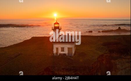 Cape Arago Lighthouse an der Küste von Oregon bei Sonnenuntergang. Stockfoto