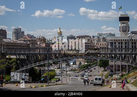 Kiew, Ukraine. 24.. Mai 2022. Mit Blick auf Maidan Nezalezhnosti im Zentrum von Kiew. Drei Monate nach der Schlacht von Kiew beginnt die Stadt wieder auf ein normales Niveau zu kommen, da Geschäfte und Restaurants geöffnet werden, nachdem sich die russischen Streitkräfte aus der Region zurückgezogen haben. (Bild: © Richard Wright/SOPA Images via ZUMA Press Wire) Stockfoto