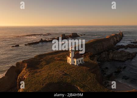 Cape Arago Lighthouse an der Küste von Oregon bei Sonnenuntergang. Stockfoto