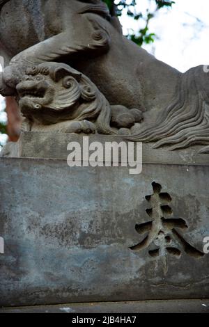 Statue Schutzhund am Hanazono-Schrein in Tokio Stockfoto