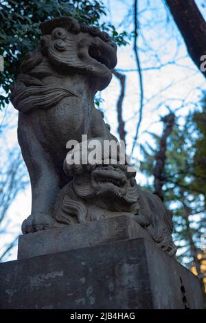 Statue Schutzhund am Hanazono-Schrein in Tokio Stockfoto