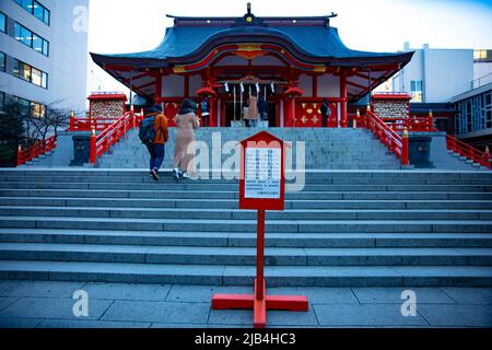 Laterne am Hanazono-Schrein in Tokio tagsüber Stockfoto