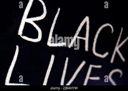 Nahaufnahme der Phrase BLACK LIVES MATTER durch Handschrift (weiße Kreide) auf Blackboad. Stockfoto