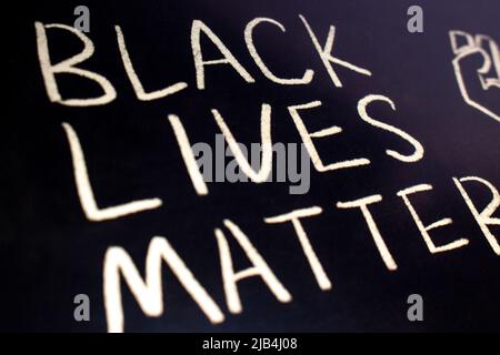 Nahaufnahme der Phrase BLACK LIVES MATTER durch Handschrift (weiße Kreide) auf Blackboad. Stockfoto