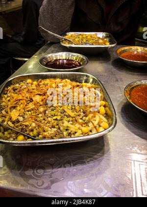 Ägyptische nationale Küche Kushari (Koshari) auf einem Tisch in einem Restaurant in Gizeh, Ägypten. Kushari kombiniert italienische, indische und mittelöstliche kulinarische Elemente Stockfoto