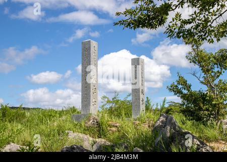 Denkmal des Akiyoshi-Plateaus im Akiyoshidai-quasi-Nationalpark in Yamaguchi, Japan. Übersetzung: Designiertes Naturdenkmal Akiyoshidai Stockfoto